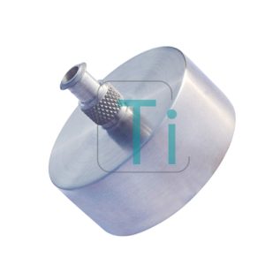 Syringe holder for safe storage of Luer-Lock syringes containing fat
